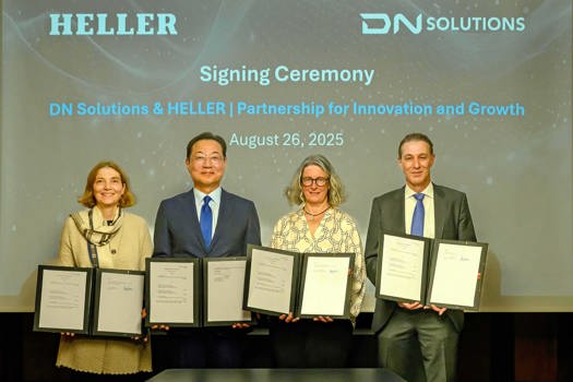 Wonjong Kim, CEO of DN Solutions (second from the left) with Nicole Pfleiderer, Petra Speidel and Marc Heller, shareholders of HELLER Holding SE & Co. KGaA (L-R) at the signing ceremony 